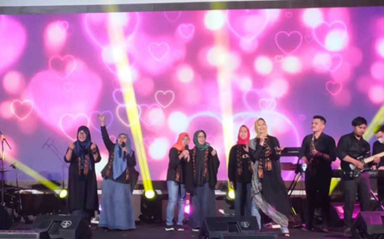 Kolaborasi Dharma Wanita Voice UNS Dan Bank Jateng Jazz Hangatkan Bima UNS Jazz Nite 2023