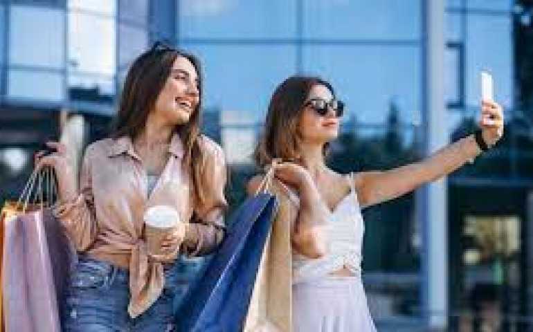 Keliru! Self Love Bukan Cuma Soal Makan Mahal dan Belanja Aja Loh