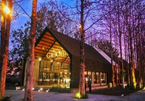 Grandis Barn, Restoran Kece Di Tengah Hutan Milik Rio Haryanto