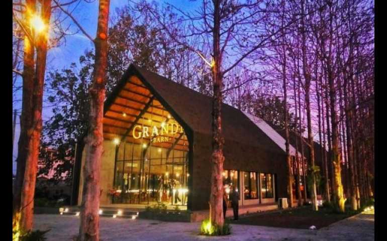 Grandis Barn, Restoran Kece Di Tengah Hutan Milik Rio Haryanto