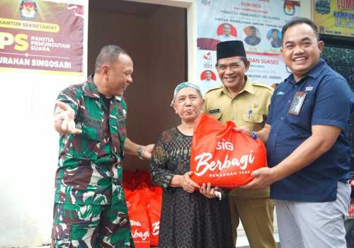 Berbagi Kebahagiaan Ramadan, SIG Tebar Ribuan Paket Sembako di Enam Desa, Kabupaten Gresik, Jawa Timur