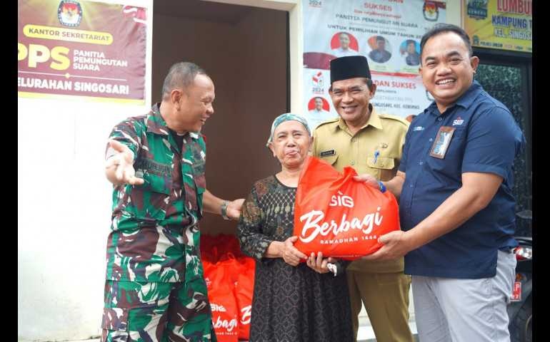 Berbagi Kebahagiaan Ramadan, SIG Tebar Ribuan Paket Sembako di Enam Desa, Kabupaten Gresik, Jawa Timur