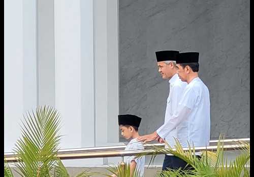 Ganjar dan Jokowi Kompak Jumatan Bareng di Masjid Sheikh Zayed Solo