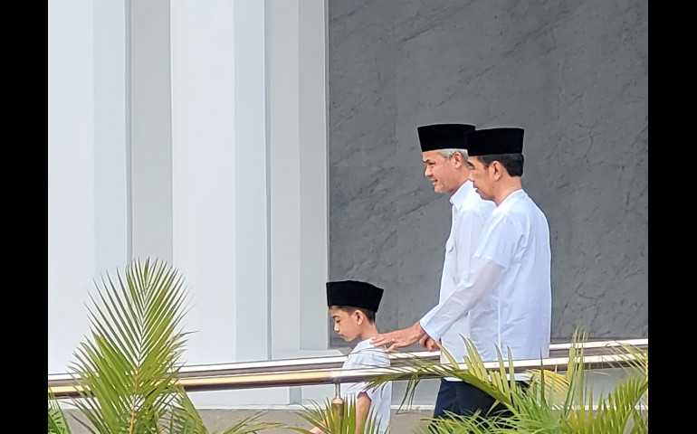 Ganjar dan Jokowi Kompak Jumatan Bareng di Masjid Sheikh Zayed Solo
