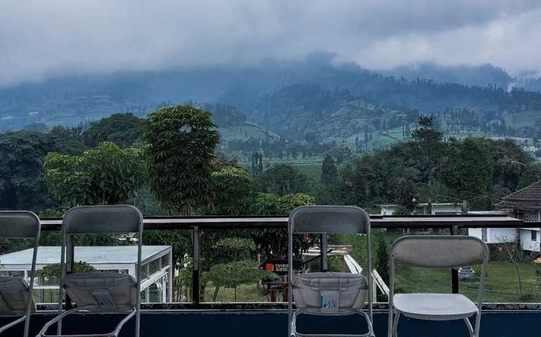Nongkrong dengan View Gunung Sumbing di Kaki Bumi Coffee & Eatery Temanggung