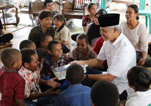 Berbagi Kasih Paskah, Ganjar Berikan Kado Mainan untuk Anak-anak Panti Asuhan