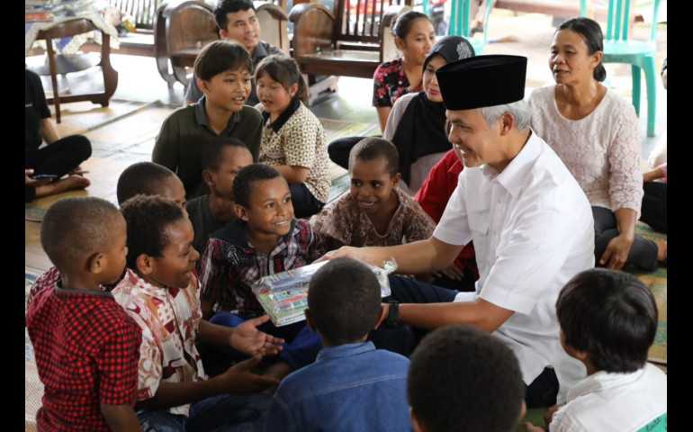 Berbagi Kasih Paskah, Ganjar Berikan Kado Mainan untuk Anak-anak Panti Asuhan
