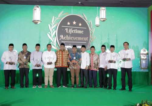 Terima Penghargaan Sebagai Politisi Penggerak Ekonomi Kerakyatan dari Hipka Jateng, Waket DPRD Jateng Ferry: Kembangkan Terus Desa Wisata!