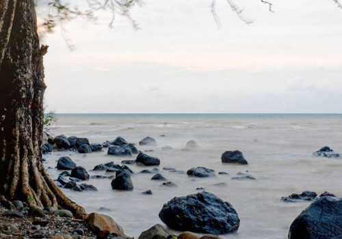 Keindahan Wisata Pantai Celong Batang: Bebatuan Cantik Sepanjang Pantai