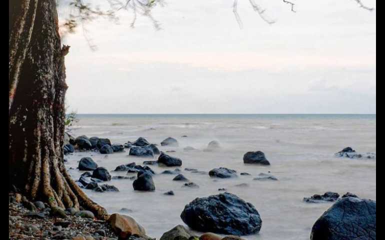 Keindahan Wisata Pantai Celong Batang: Bebatuan Cantik Sepanjang Pantai