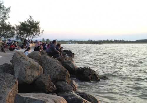 Jadi Destinasi Andalan Kota Semarang, Pantai Marina Sampaikan Keindahan Lewat Ombak
