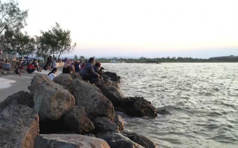 Jadi Destinasi Andalan Kota Semarang, Pantai Marina Sampaikan Keindahan Lewat Ombak