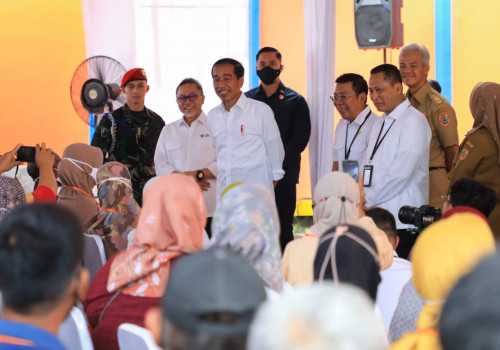 Menarik! Jokowi Kenalkan Mendag Zulhas, Warga Malah Teriak Ganjar