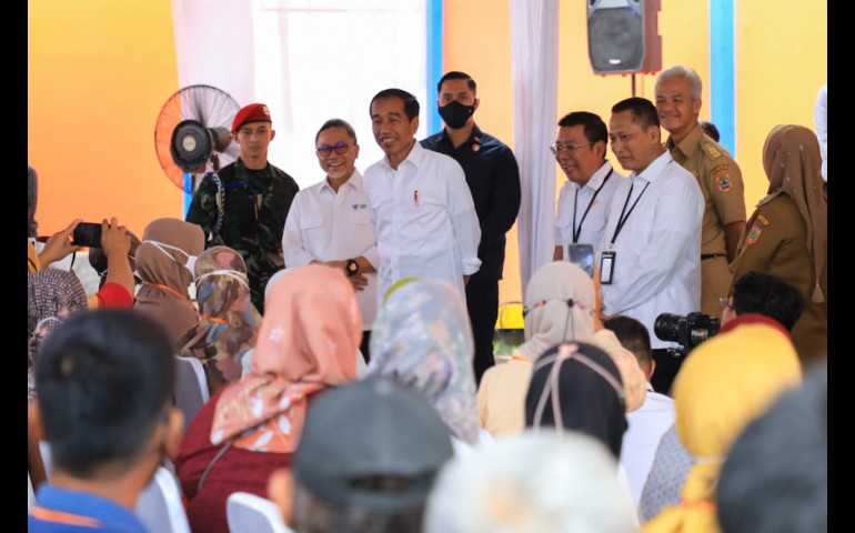 Menarik! Jokowi Kenalkan Mendag Zulhas, Warga Malah Teriak Ganjar