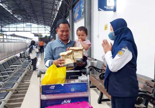 Tingkatkan Pelayanan, KAI Daop 4 Semarang Bagikan Takjil Gratis untuk Penumpang