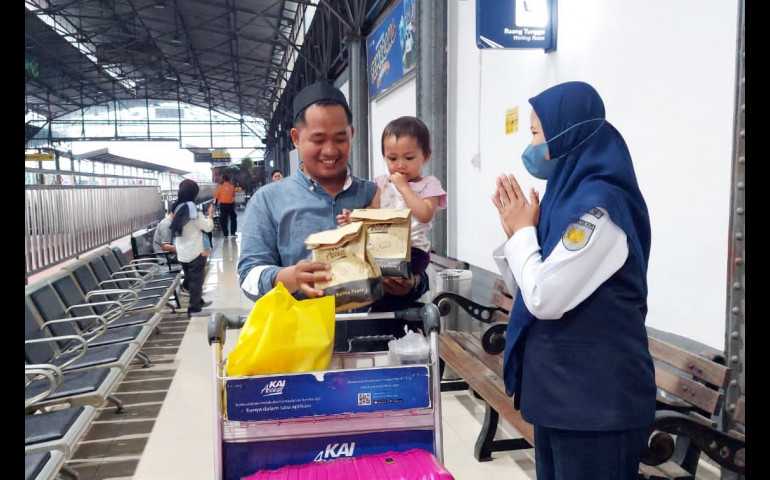 Tingkatkan Pelayanan, KAI Daop 4 Semarang Bagikan Takjil Gratis untuk Penumpang