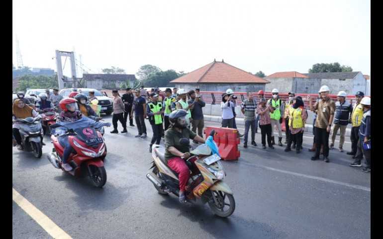 Kemacetan di Jembatan Juwana Pati, Gubernur Jateng Pastikan Pekerjaan Jalan Rampung saat Arus Mudik