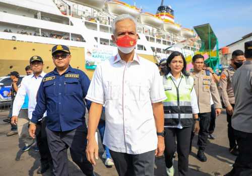 Ganjar Sambut Kedatangan Pemudik Gratis di Pelabuhan Tanjung Emas Semarang
