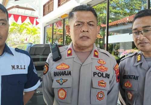 Nekat Parkir di Exit Tol, Petugas Siap Menilang!