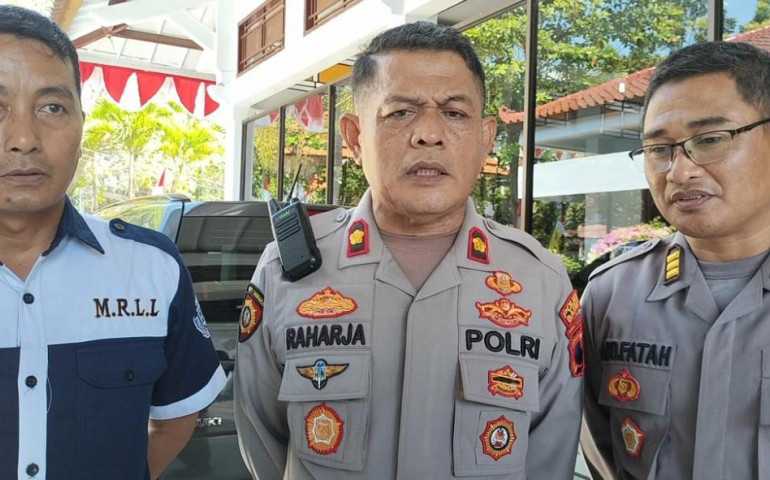 Nekat Parkir di Exit Tol, Petugas Siap Menilang!