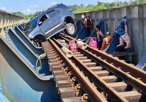 Sengaja Masuk Jalur Kereta, Sopir Mobil SUV: Biar Mati Semua