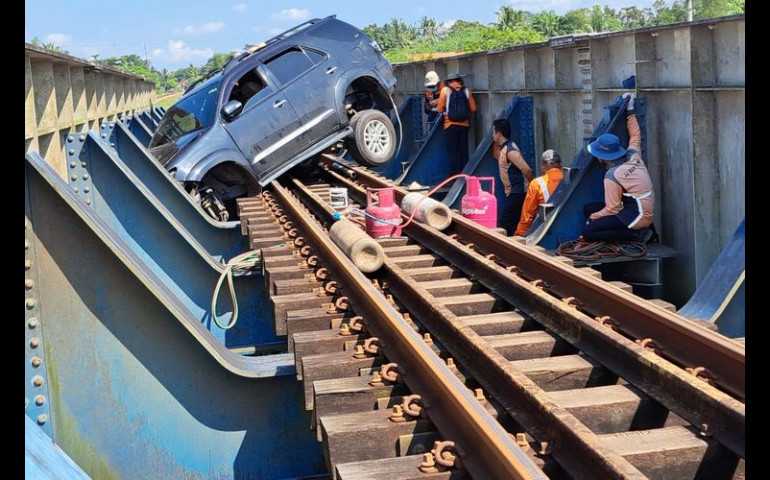 Sengaja Masuk Jalur Kereta, Sopir Mobil SUV: Biar Mati Semua