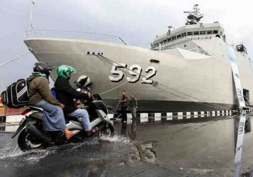 Senyum Bahagia Pemudik Tiba di Semarang Menggunakan Kapal KRI Banjarmasin