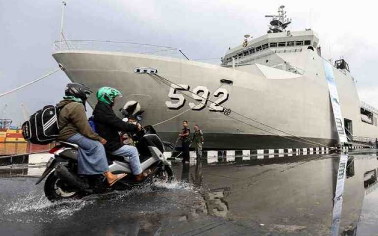 Senyum Bahagia Pemudik Tiba di Semarang Menggunakan Kapal KRI Banjarmasin