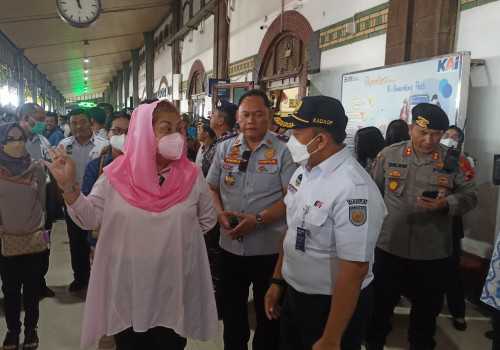 Pantau Stasiun Kereta Api, Wali Kota Semarang Sebut Jumlah Pemudik Capai 17.000 Tiket Per Hari