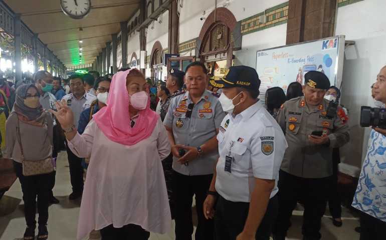 Pantau Stasiun Kereta Api, Wali Kota Semarang Sebut Jumlah Pemudik Capai 17.000 Tiket Per Hari