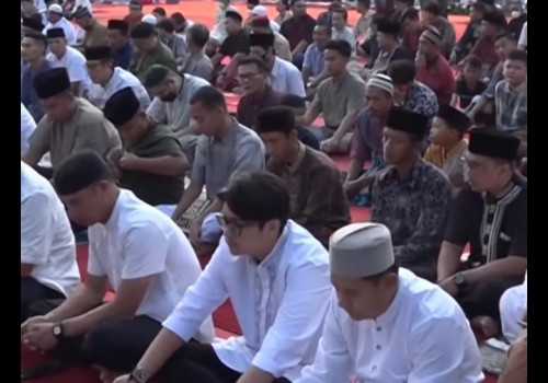 Sempat Terhenti, Kini Ratusan Orang Berbondong Laksanakan Shalat Ied di Balaikota Semarang