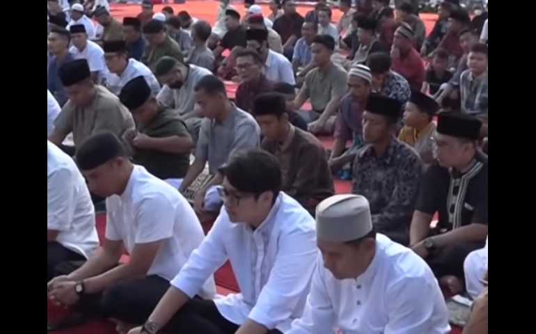 Sempat Terhenti, Kini Ratusan Orang Berbondong Laksanakan Shalat Ied di Balaikota Semarang