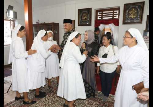 Tangis Haru Tetangga Saat Ganjar Gelar Open House di Kutoarjo