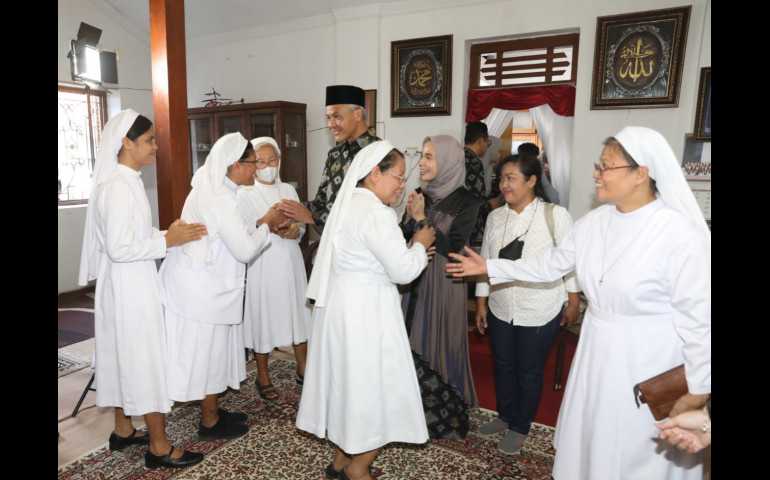 Tangis Haru Tetangga Saat Ganjar Gelar Open House di Kutoarjo