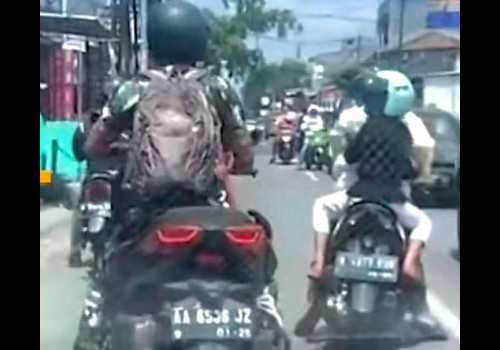 Heboh! Perilaku Arogan Prajurit TNI Tendang Motor Ibu-ibu di Jalan Raya