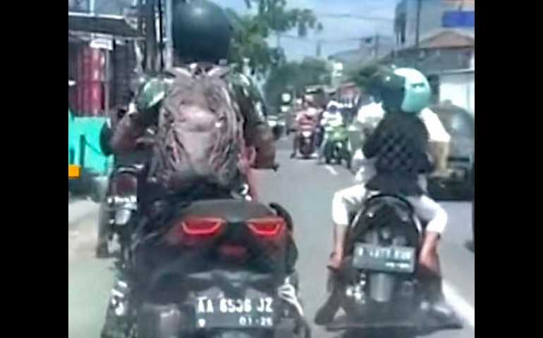 Heboh! Perilaku Arogan Prajurit TNI Tendang Motor Ibu-ibu di Jalan Raya