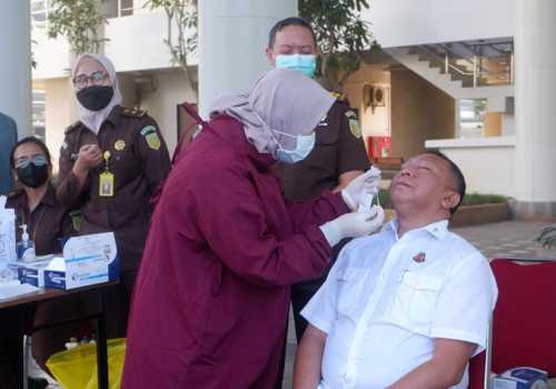 Kejaksaan Agung Melaksanakan Swab Antigen  Untuk Mencegah Penyebaran Subvarian Baru Covid-19