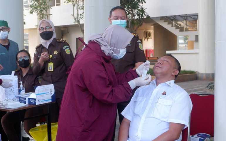 Kejaksaan Agung Melaksanakan Swab Antigen  Untuk Mencegah Penyebaran Subvarian Baru Covid-19