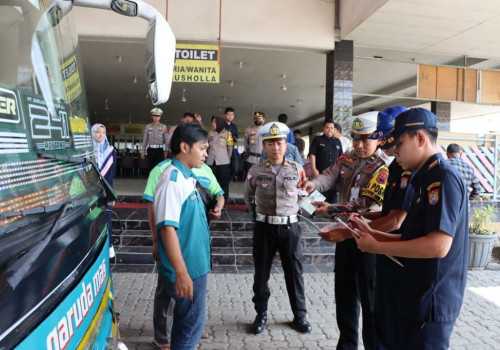 Pastikan Keselamatan Pemudik, Kapolres Kendal Cek Kelayakan Armada Bus