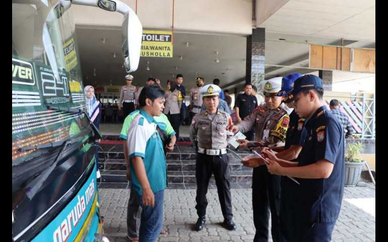 Pastikan Keselamatan Pemudik, Kapolres Kendal Cek Kelayakan Armada Bus