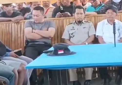 Emosi Dialog dengan Warga, Kapolres Nagekeo Tancapkan Sangkur di Meja