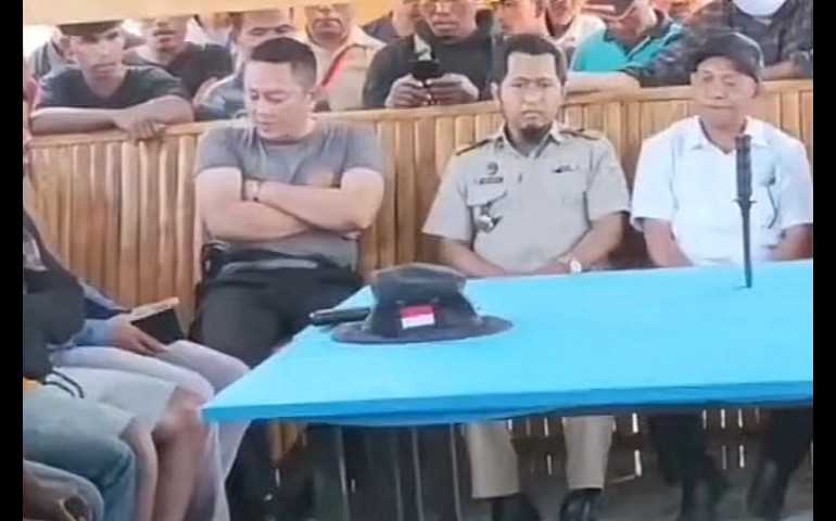 Emosi Dialog dengan Warga, Kapolres Nagekeo Tancapkan Sangkur di Meja