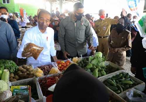 Jokowi Bagikan BLT Minyak Goreng di Pasar Tradisional Brebes