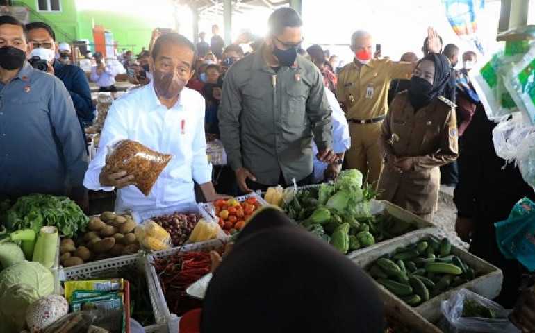 Jokowi Bagikan BLT Minyak Goreng di Pasar Tradisional Brebes