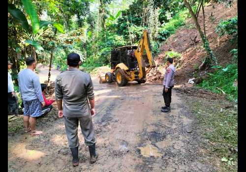 Polsek Singorojo Kendal Bersihkan Tanah Longsor Menutup Jalan