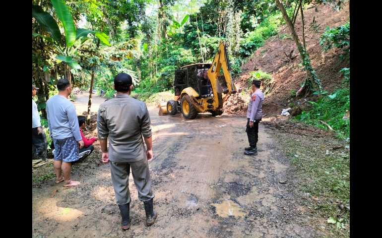 Polsek Singorojo Kendal Bersihkan Tanah Longsor Menutup Jalan