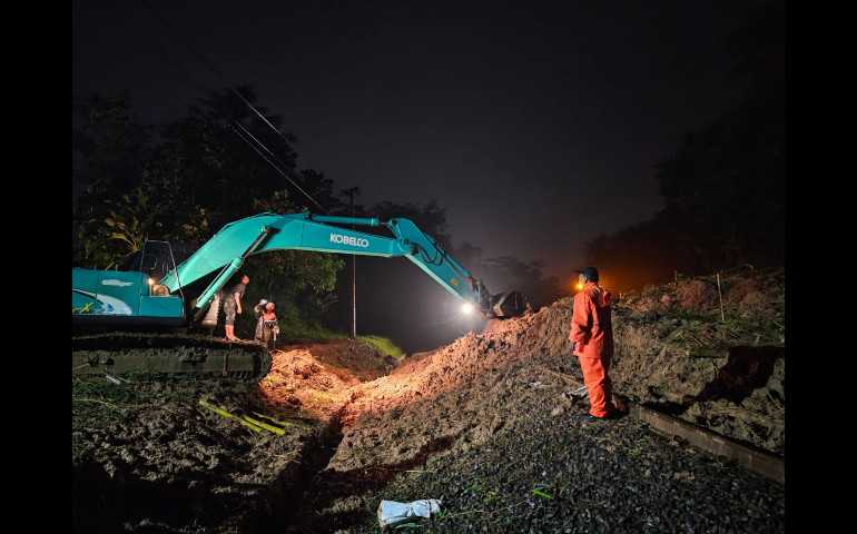 Jalur Tertutup Longsor, KA Ciremai dan KA Harina Alami Keterlambatan