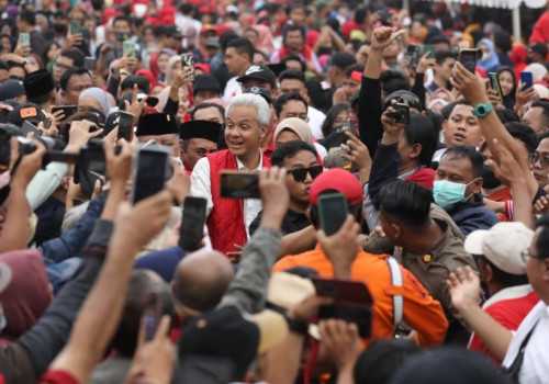 Antusiasnya Warga Surabaya Sambut Ganjar: Pak Aku Bocahmu