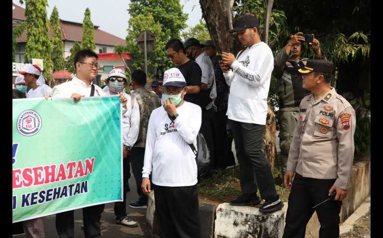 Ratusan Nakes di Kendal Turun ke Jalan, Tolak RUU di DPRD Kendal