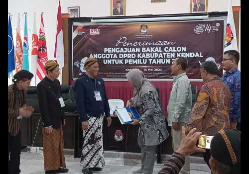 Kenakan Pakaian Adat Jawa, Partai Nasdem Daftarkan Bacaleg ke Kantor KPU Kendal